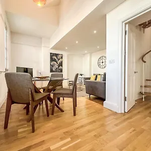 https://newly-refurbished-luxury-3-bedroom-apartment.cambridgehotelsuk.com
